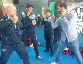 Cidadáns mostra o seu apoio aos boxeadores pontevedreses que acudirán ao Bristol Open 2016 