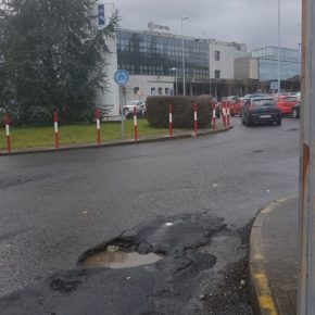 Ciudadanos solicita la reparación de los baches en los accesos al CHUS