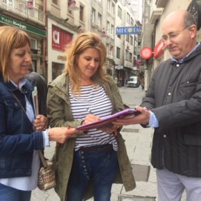 María Rey respalda la recogida de firmas para exigir mejoras en el centro de mayores de Campolongo en Pontevedra